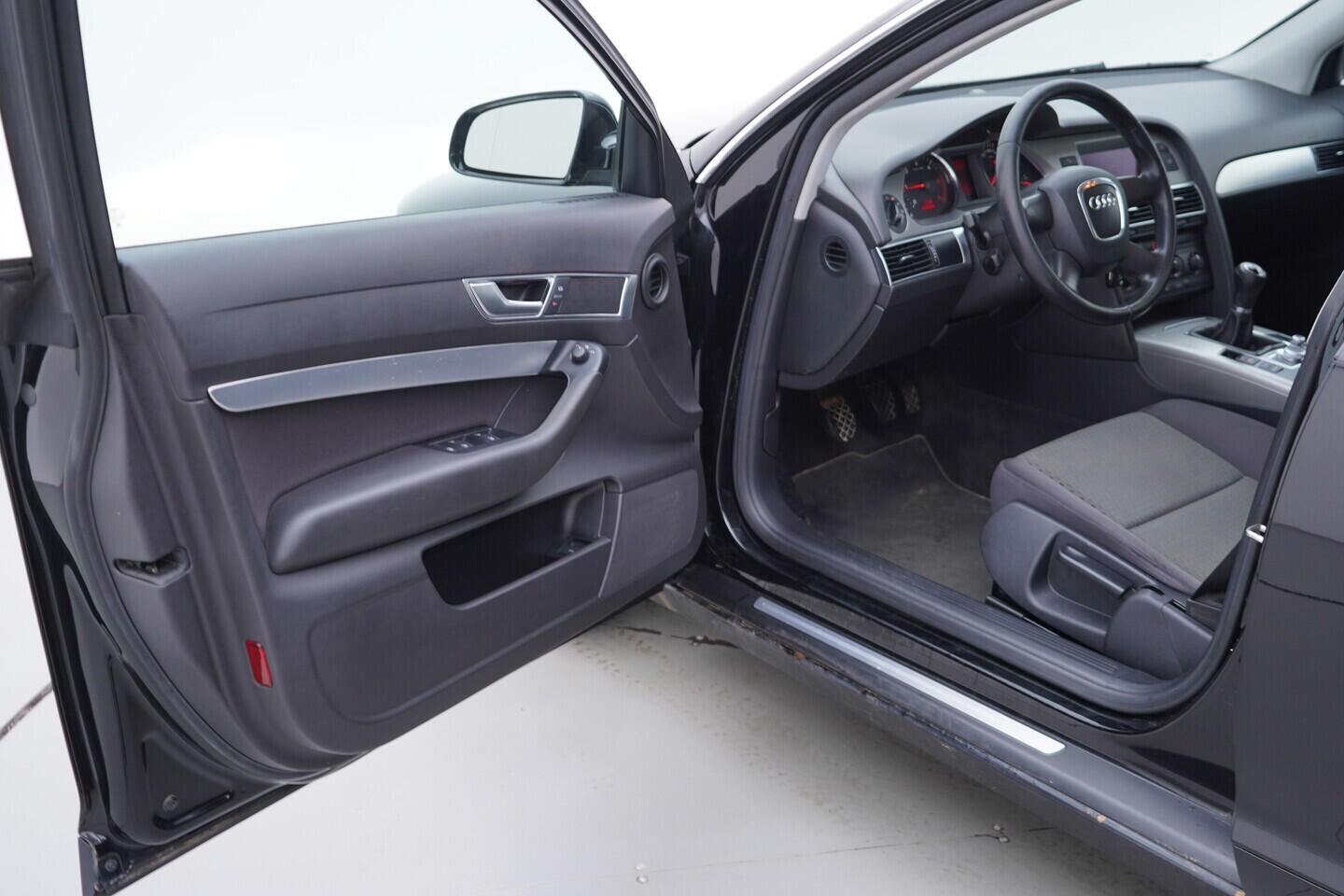 OV190V10829_18.webp_A6  2.0 TDI _ kW manuál