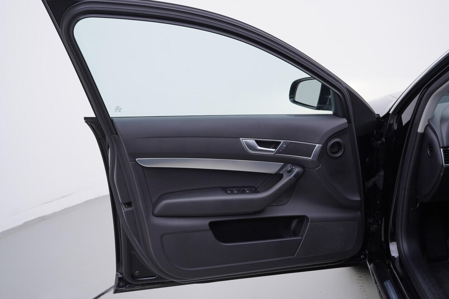 OV190V10829_19.webp_A6  2.0 TDI _ kW manuál