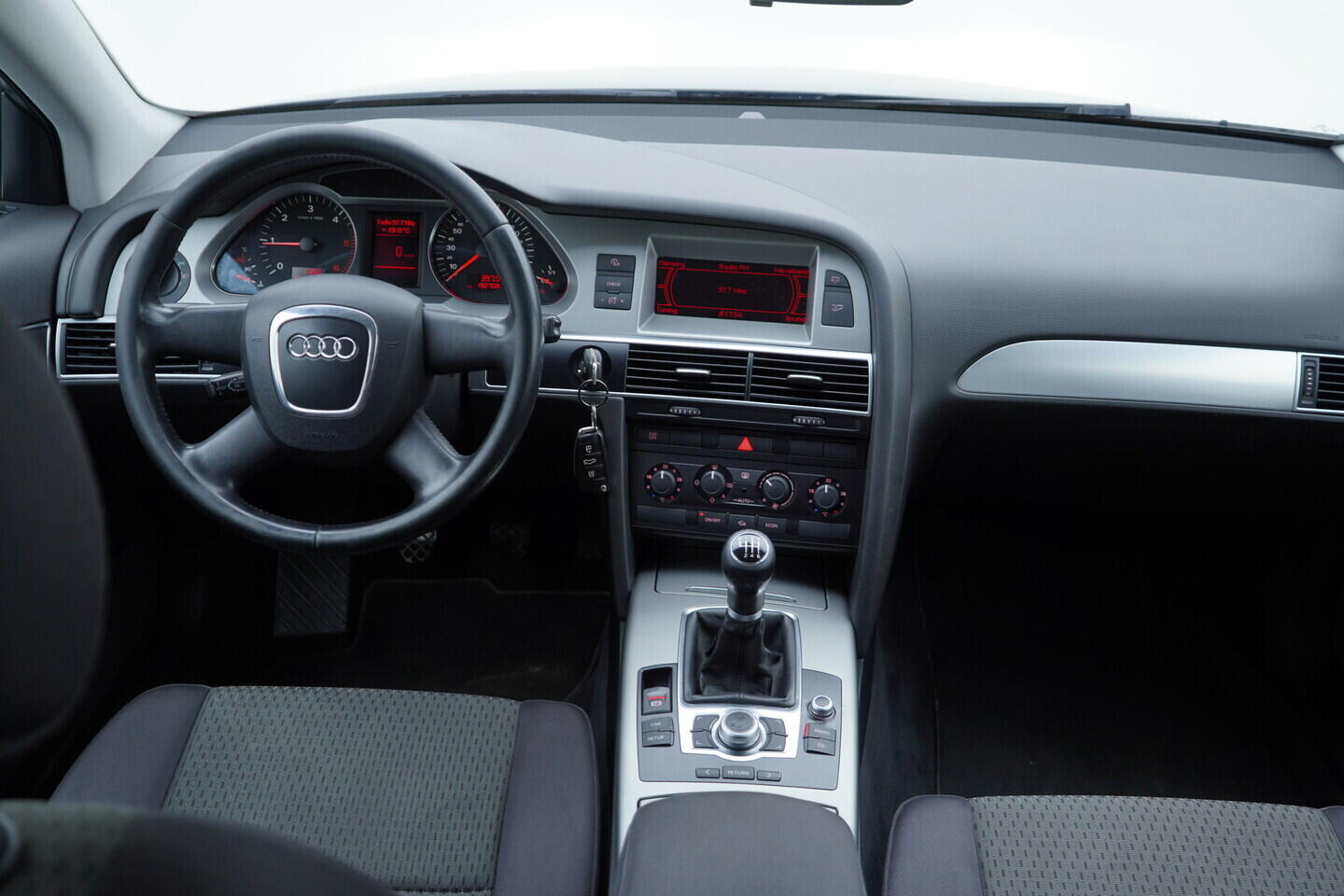 OV190V10829_25.webp_A6  2.0 TDI _ kW manuál