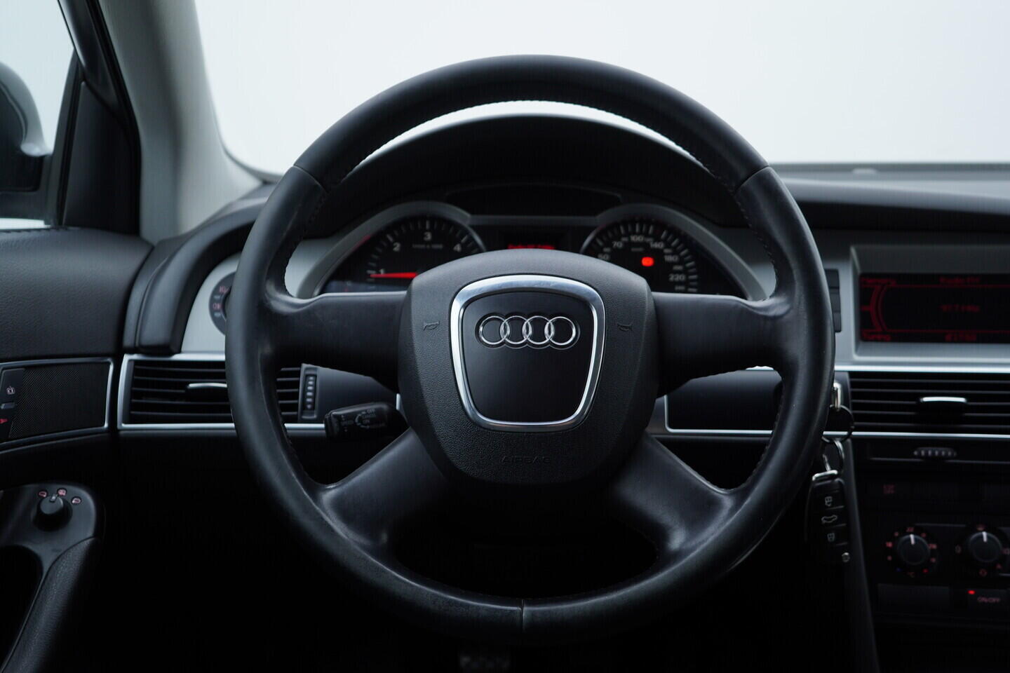 OV190V10829_26.webp_A6  2.0 TDI _ kW manuál