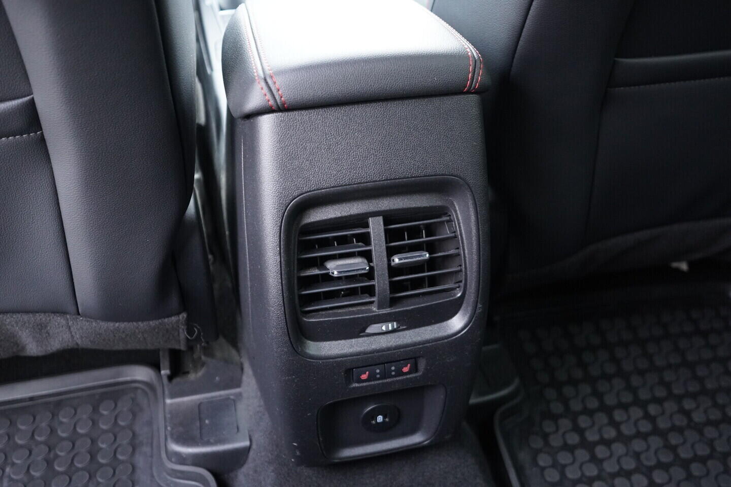 OV190V10844_36.webp_KUGA ST-Line 2.5  140 kW automat