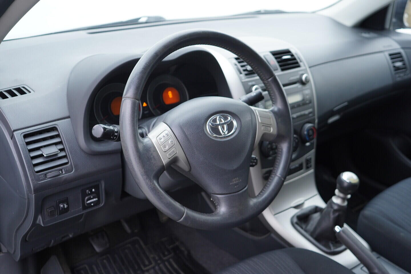 OV190V10864_21.webp_COROLLA  1.6 1,6 Valvematic 97 kW manuál