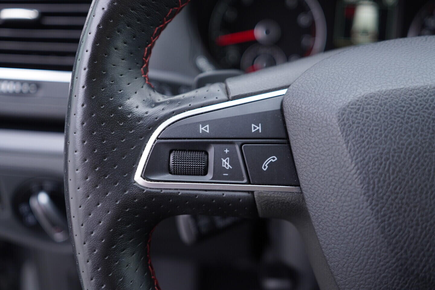 OV190V10873_27.webp_ALHAMBRA FR line 1.4 TSI 110 kW automat