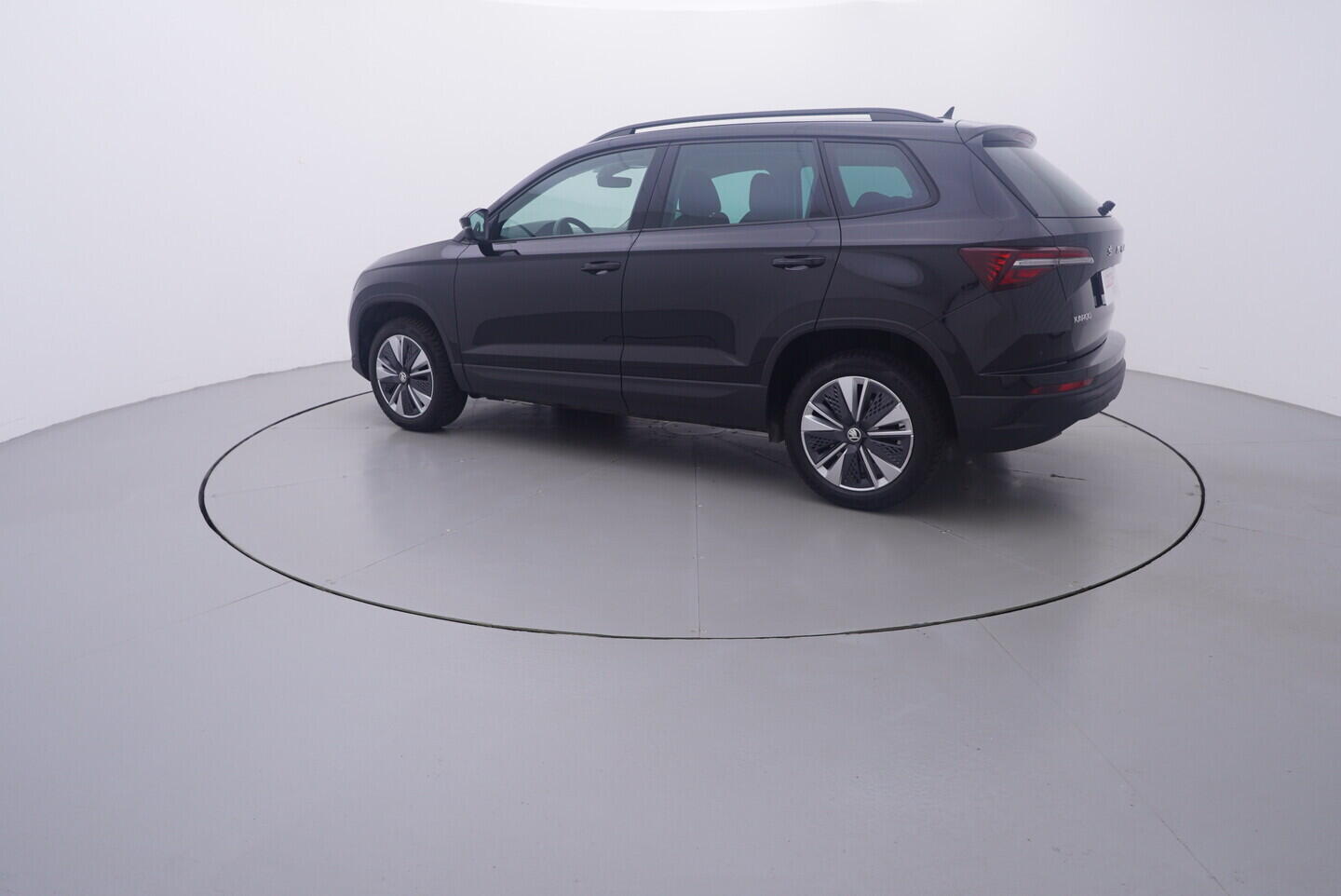 OV190V10889_12.webp_KAROQ Bussines 1.0 TSI 81 kW manuál, DPH