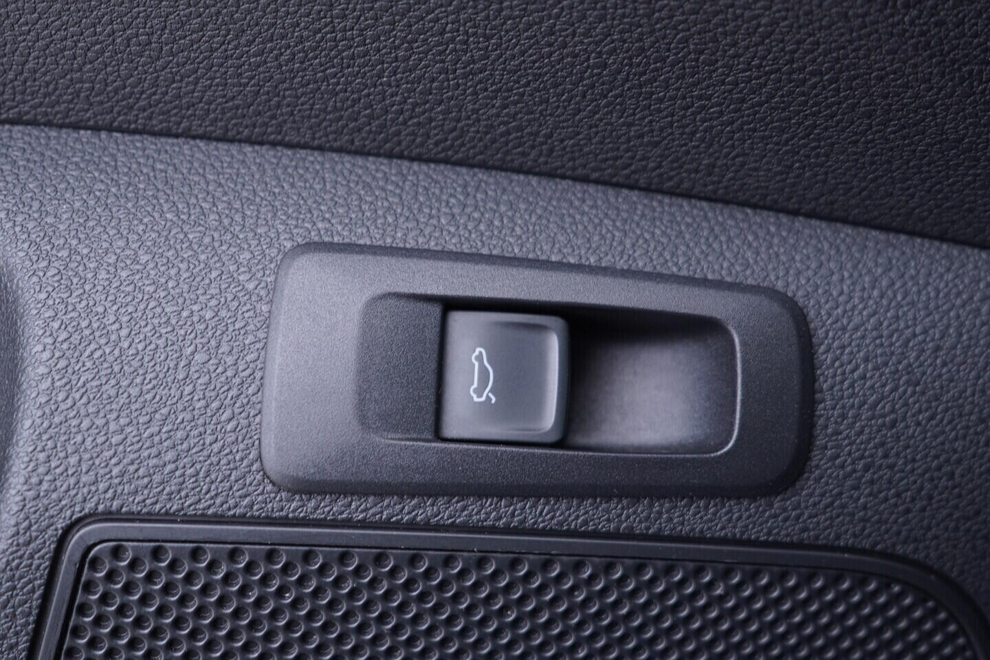 OV190V10889_21.webp_KAROQ Bussines 1.0 TSI 81 kW manuál, DPH