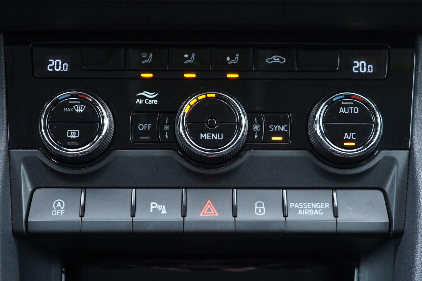 OV190V10889_34.webp_KAROQ Bussines 1.0 TSI 81 kW manuál, DPH