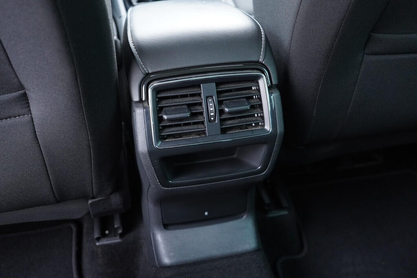 OV190V10889_38.webp_KAROQ Bussines 1.0 TSI 81 kW manuál, DPH