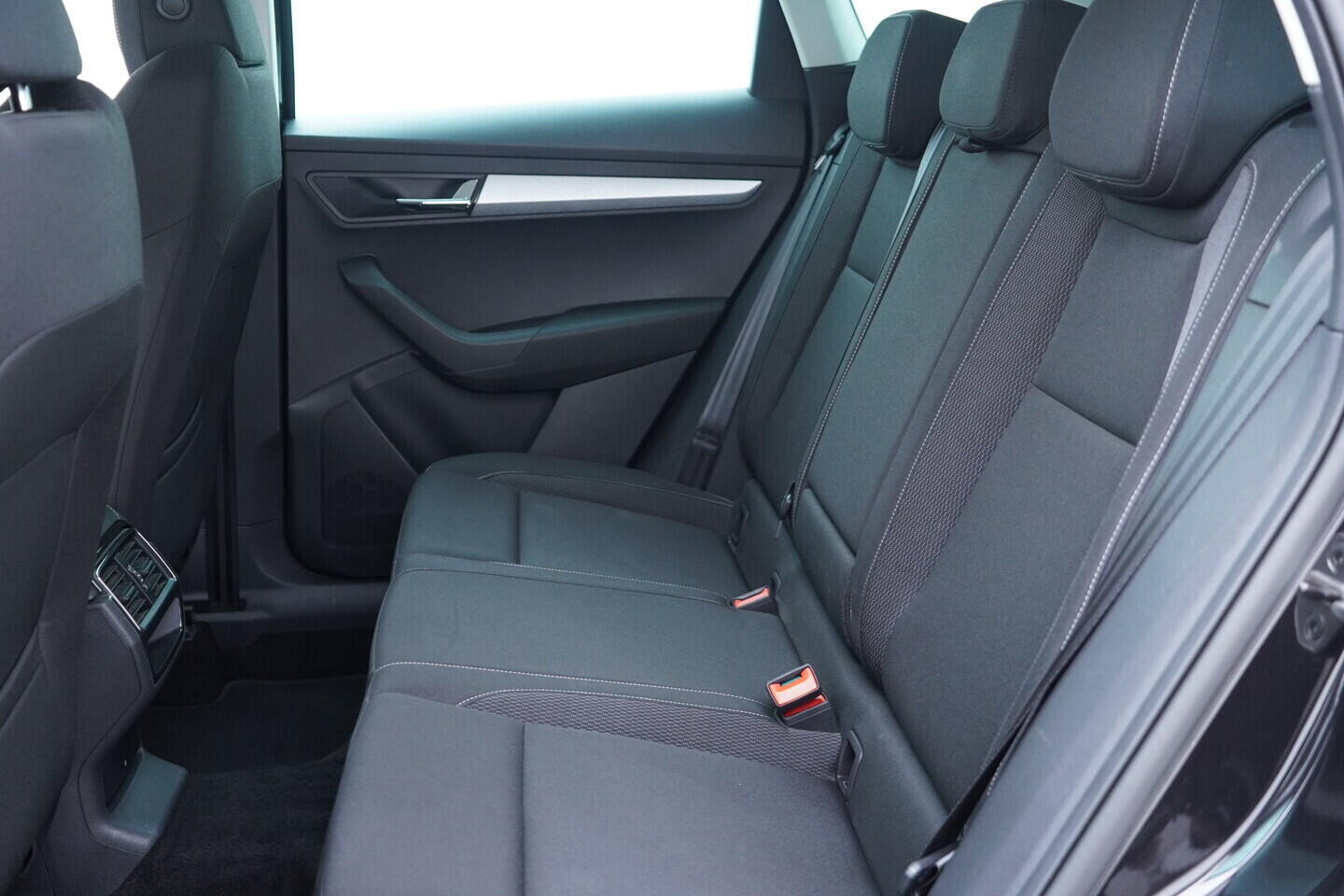 OV190V10889_39.webp_KAROQ Bussines 1.0 TSI 81 kW manuál, DPH