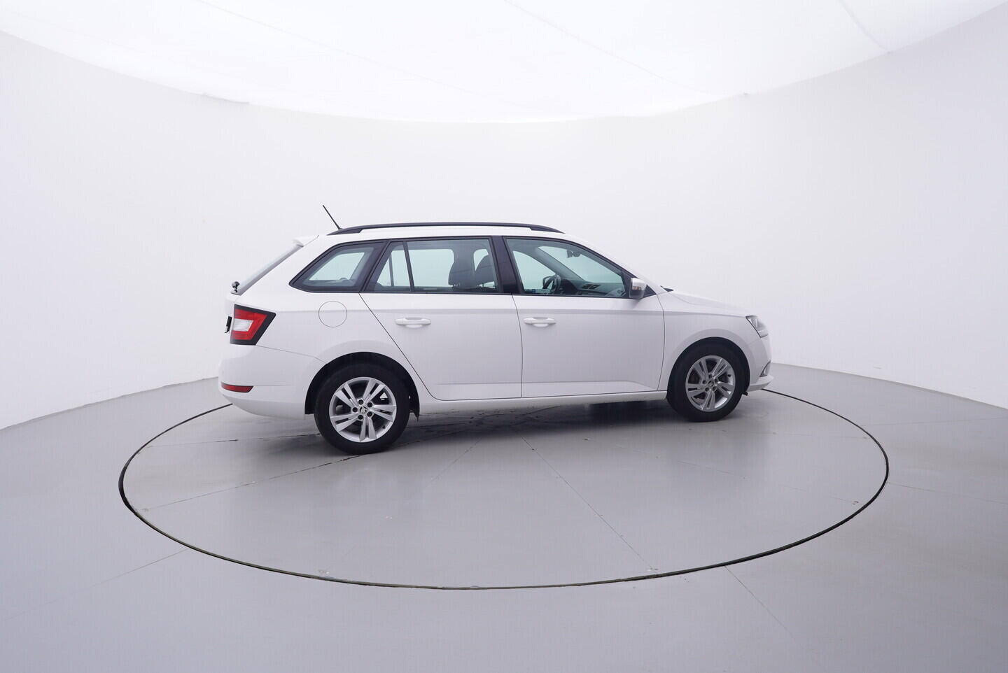 OV190V10893_15.webp_FABIA Tour 1.0 TSI 70 kW manuál, DPH