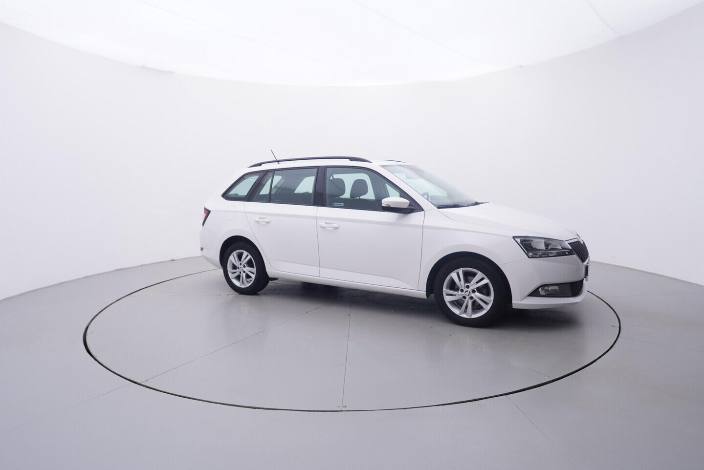 OV190V10893_16.webp_FABIA Tour 1.0 TSI 70 kW manuál, DPH