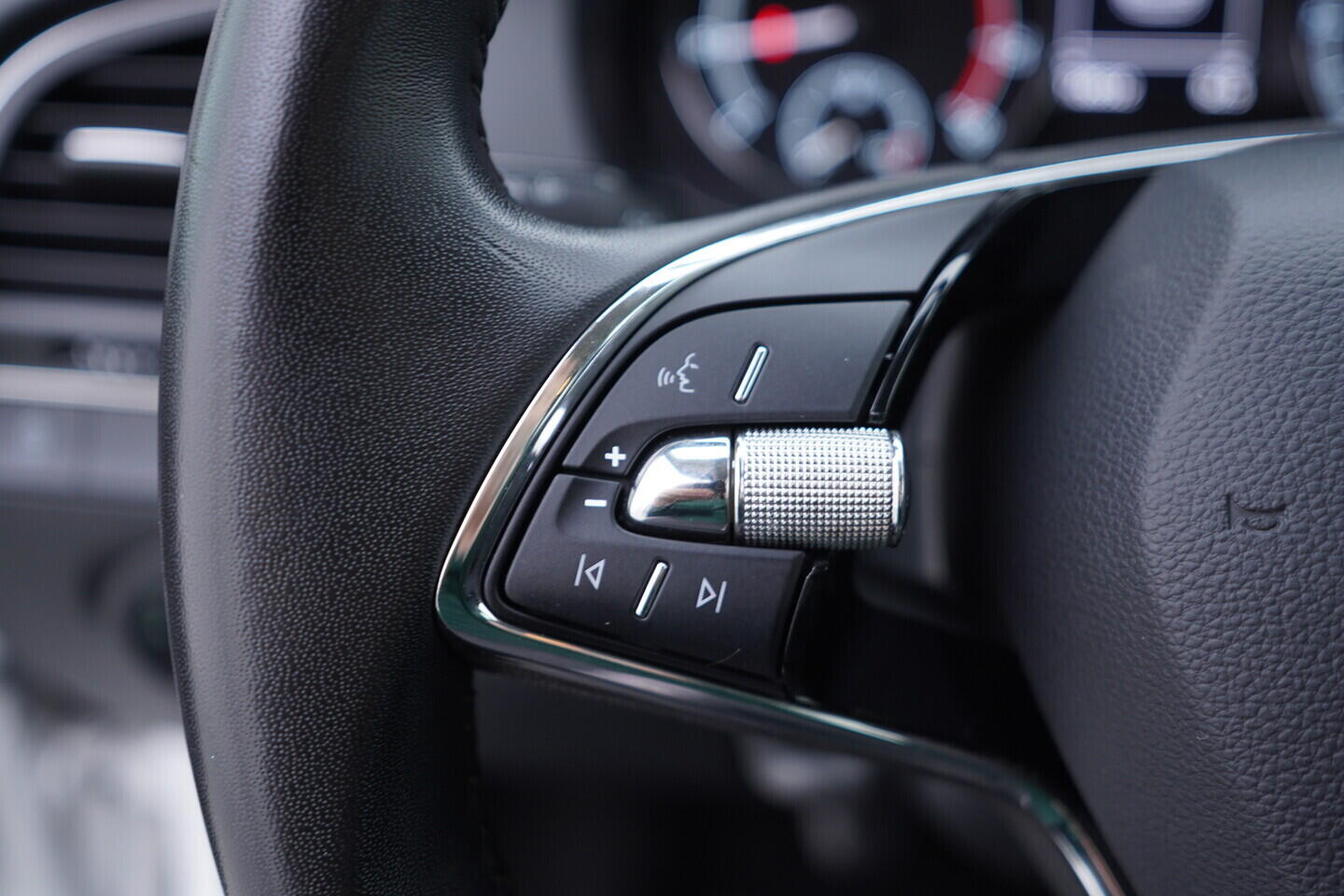 OV190V10893_25.webp_FABIA Tour 1.0 TSI 70 kW manuál, DPH