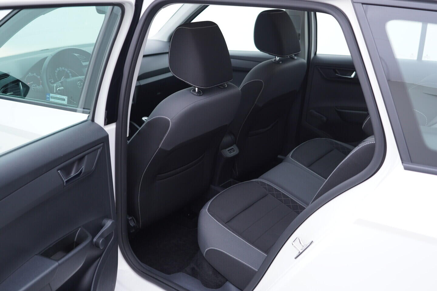 OV190V10893_36.webp_FABIA Tour 1.0 TSI 70 kW manuál, DPH