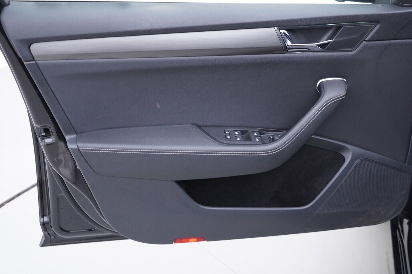 OV190V10906_19.webp_SUPERB Style 2.0 TDI 147 kW automat, DPH