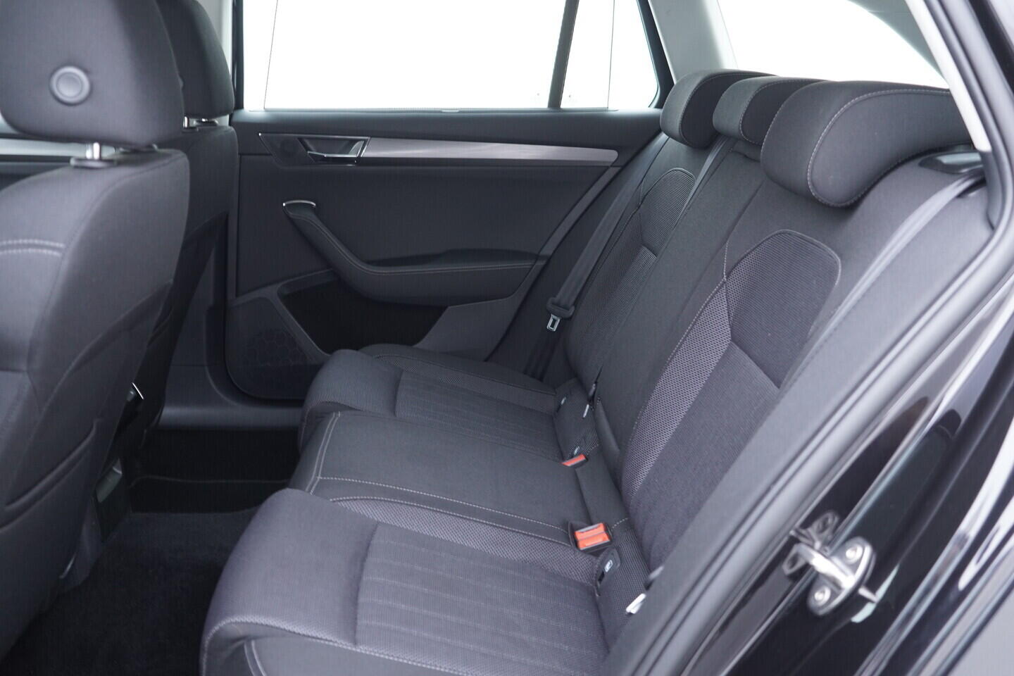 OV190V10906_38.webp_SUPERB Style 2.0 TDI 147 kW automat, DPH