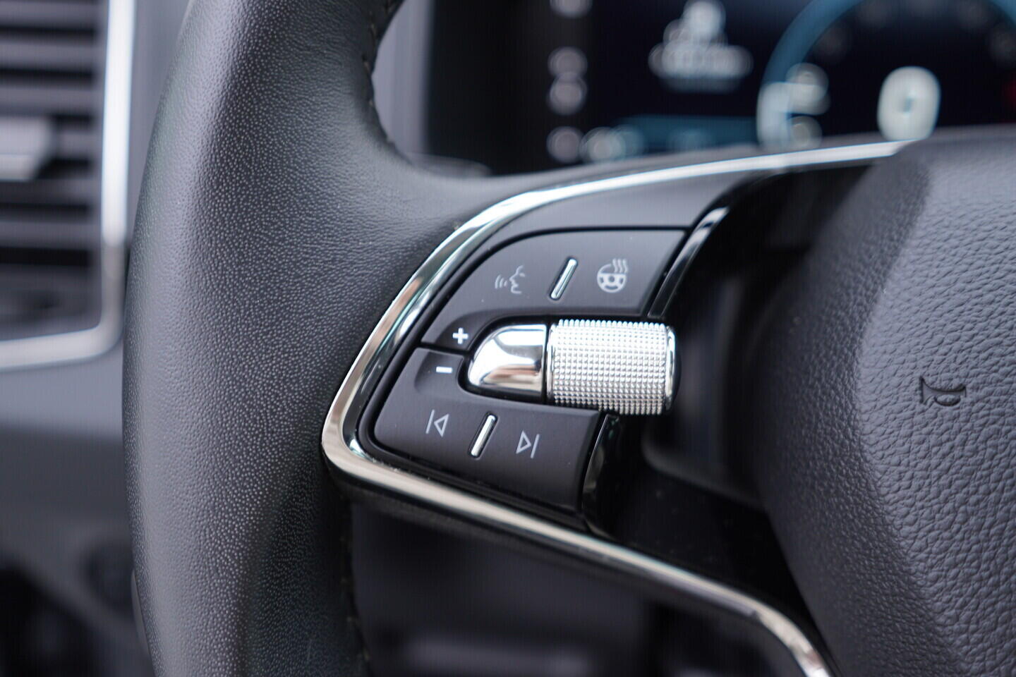 OV190V10923_25.webp_KAROQ Style 1.5 TSI 110 kW manuál