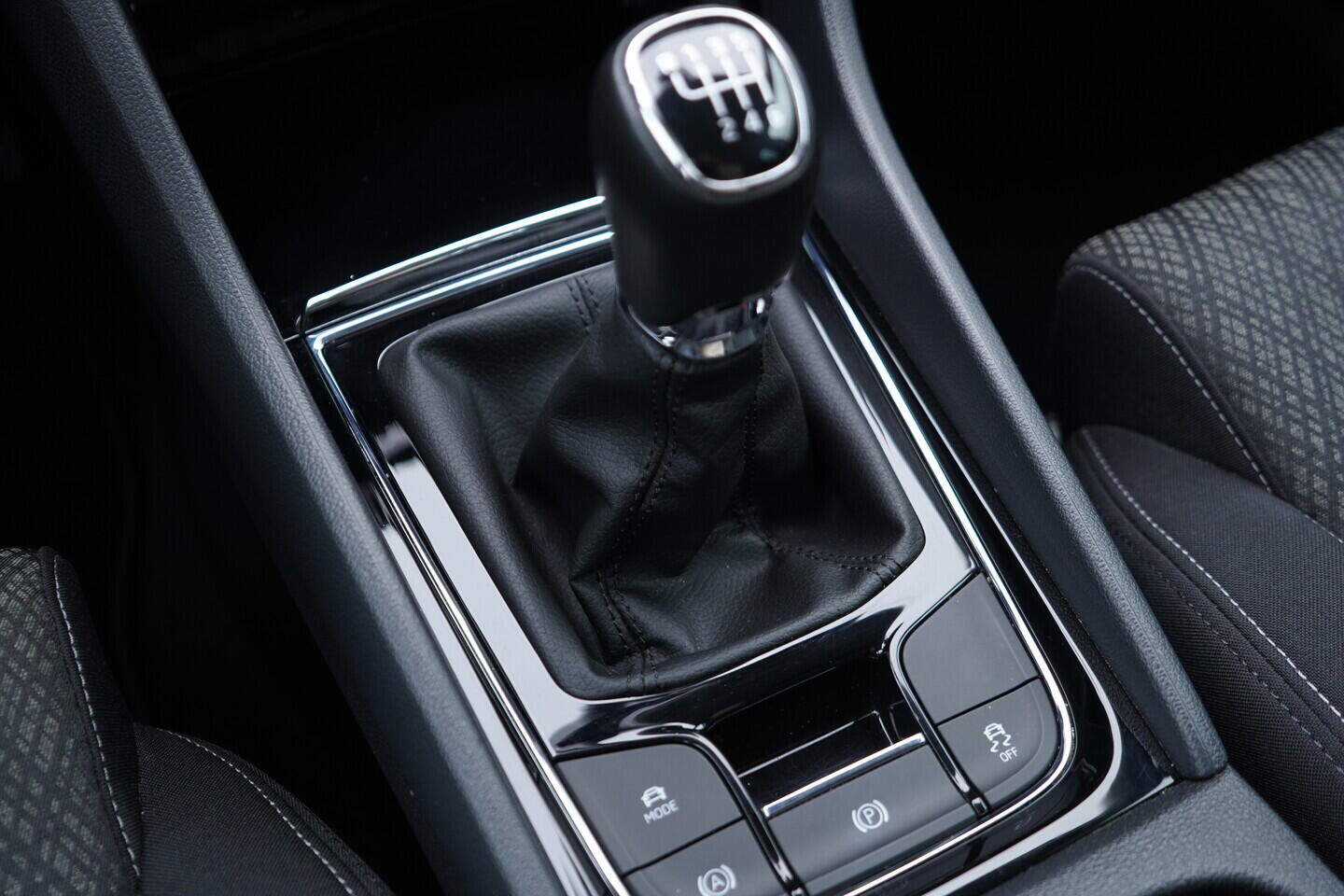 OV190V10923_35.webp_KAROQ Style 1.5 TSI 110 kW manuál