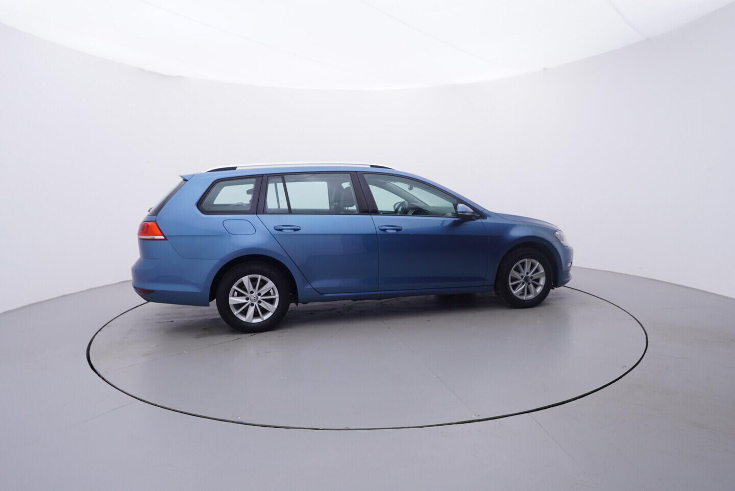 OV190V10925_15.webp_GOLF  1.6 TDI 77 kW manuál