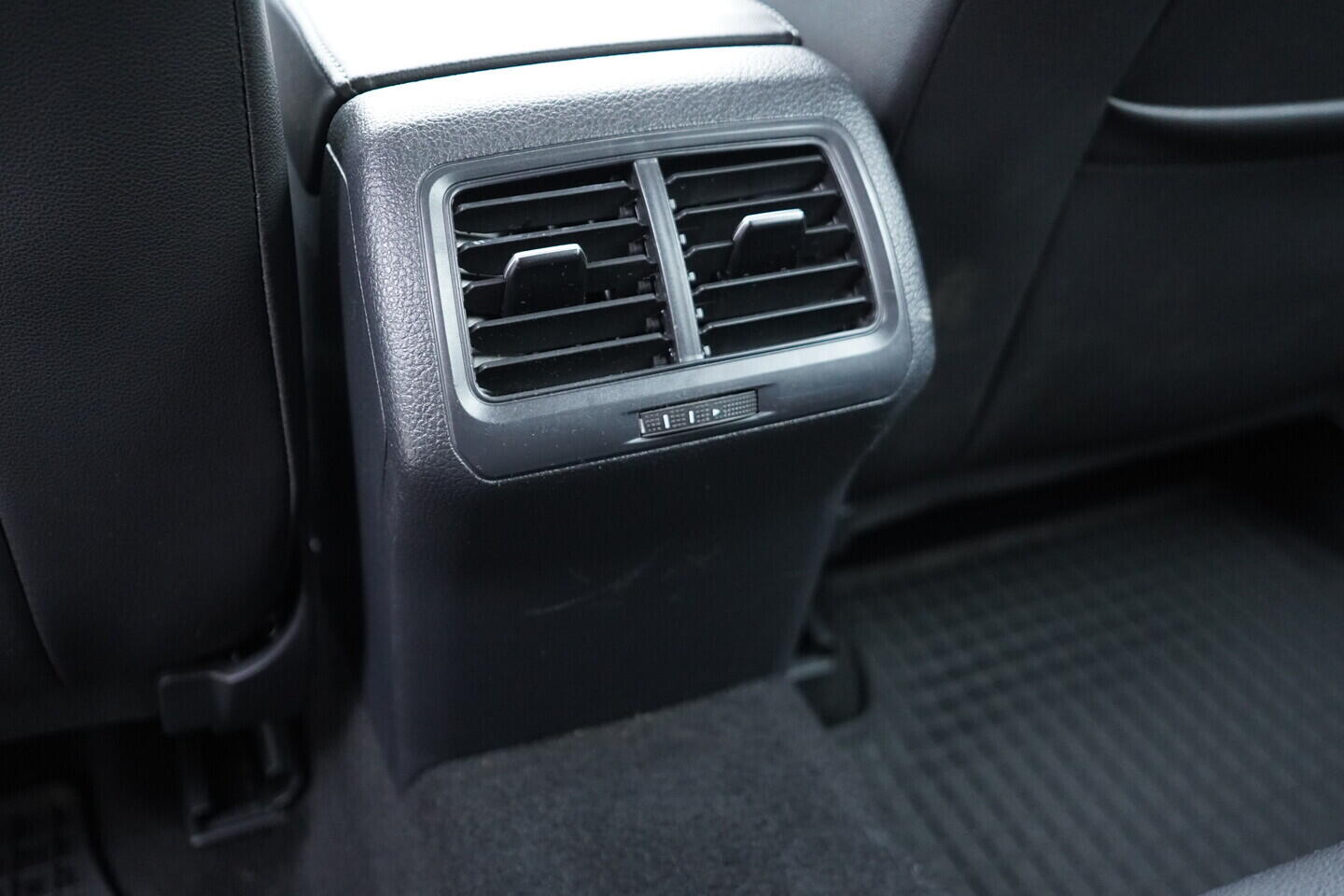 OV190V10925_35.webp_GOLF  1.6 TDI 77 kW manuál