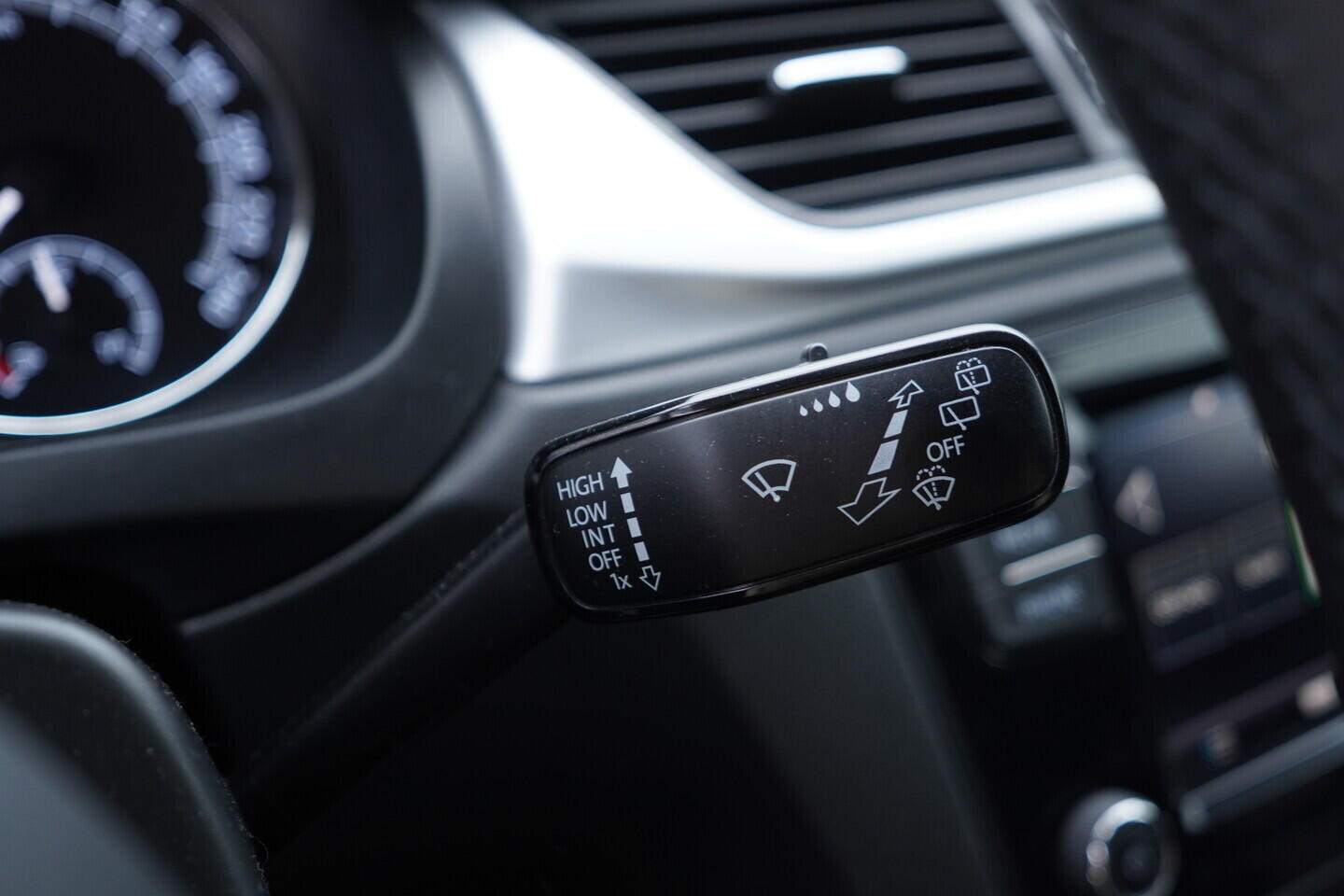 OV190V10926_24.webp_RAPID Ambition Fresh 1.0 TSI 81 kW manuál