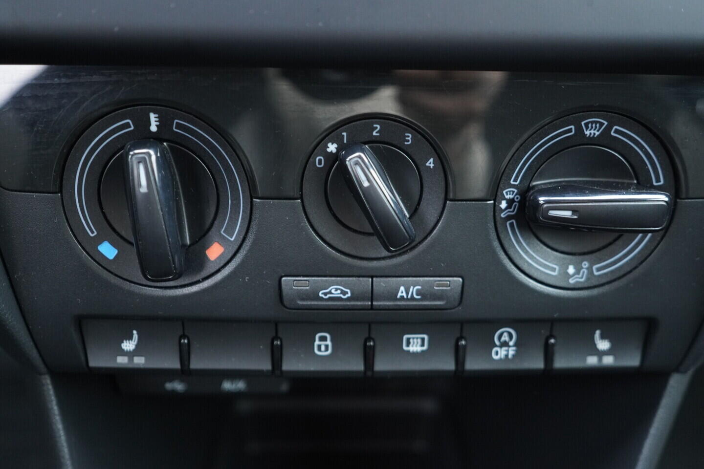 OV190V10926_31.webp_RAPID Ambition Fresh 1.0 TSI 81 kW manuál