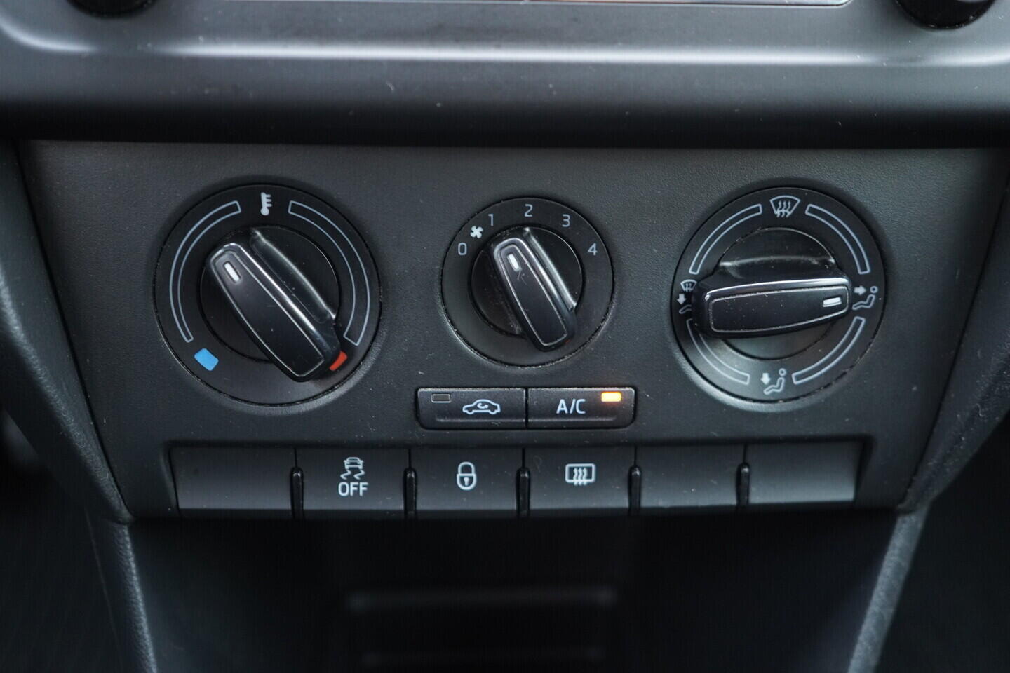 OV190V10931_30.webp_RAPID Ambition 1.2 TSI 63 kW manuál