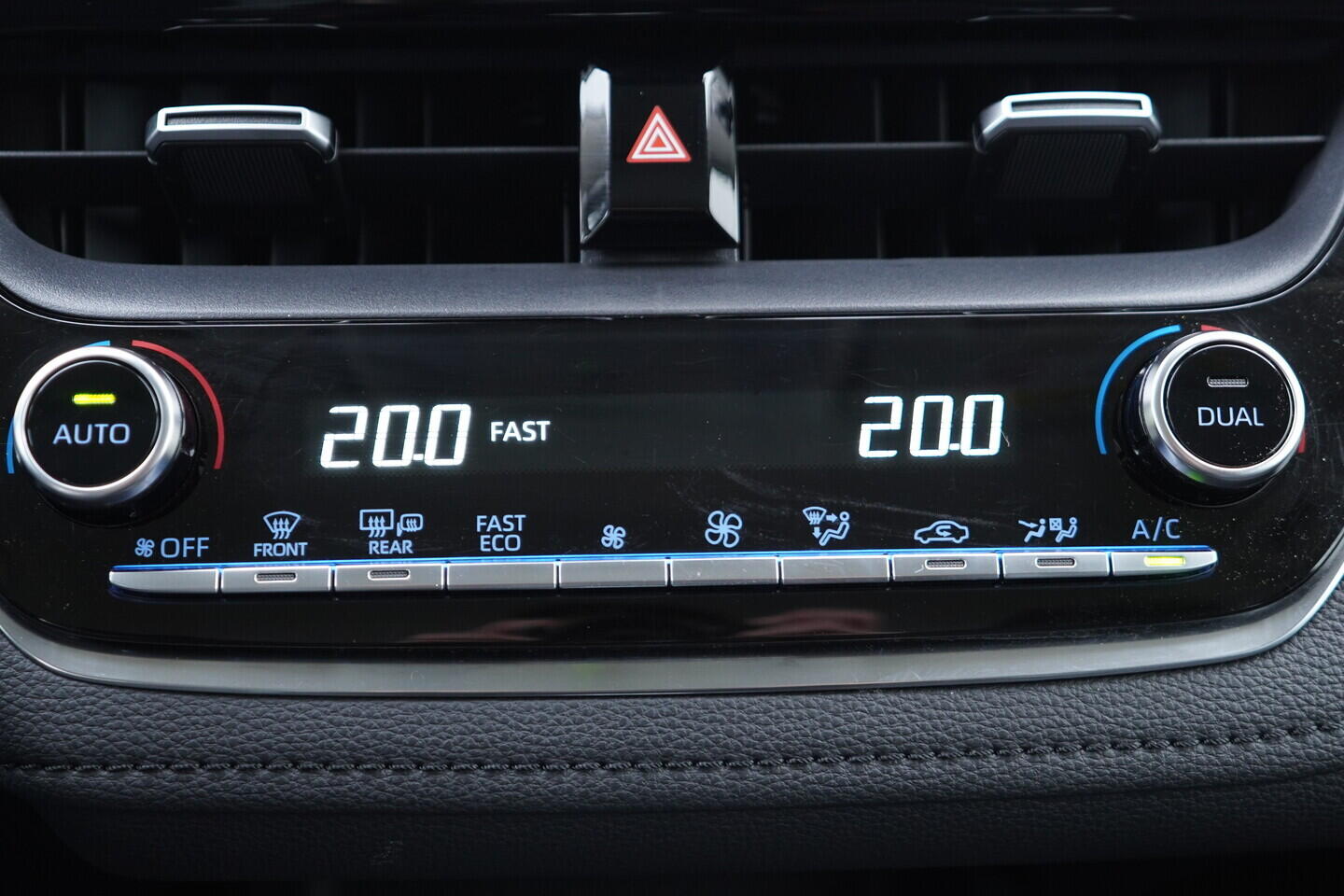 OV190V10939_29.webp_COROLLA Comfort 1.5  92 kW manuál, DPH