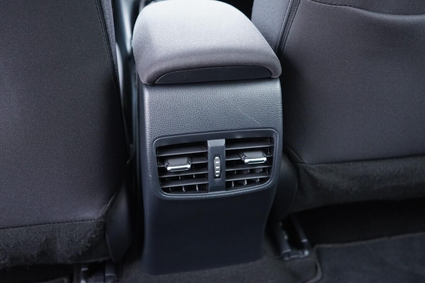 OV190V10939_33.webp_COROLLA Comfort 1.5  92 kW manuál, DPH