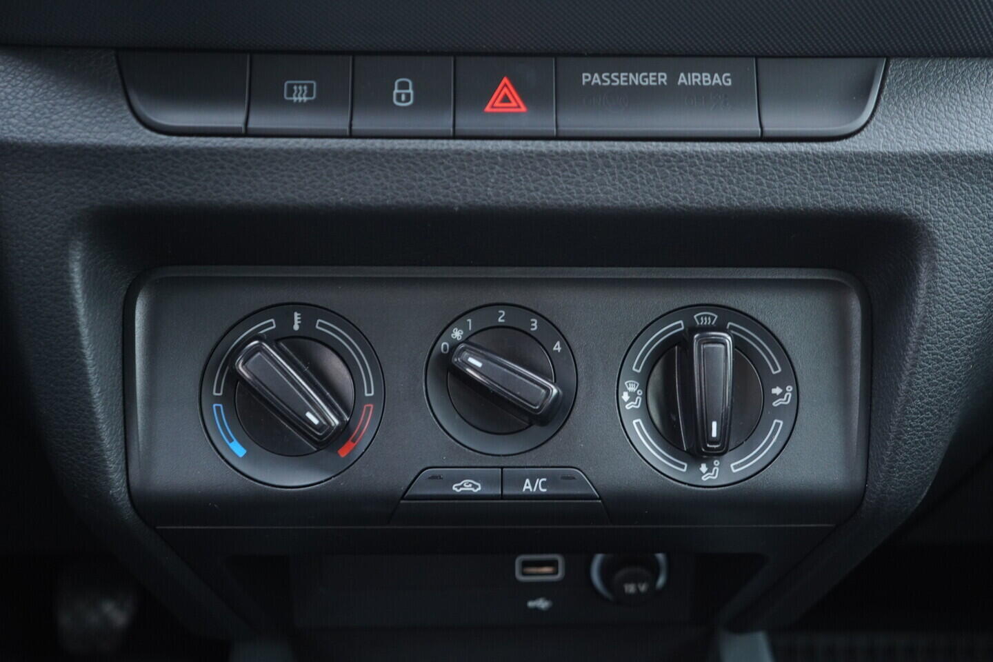 OV190V10941_30.webp_FABIA Tour 1.0 TSI 70 kW manuál, DPH