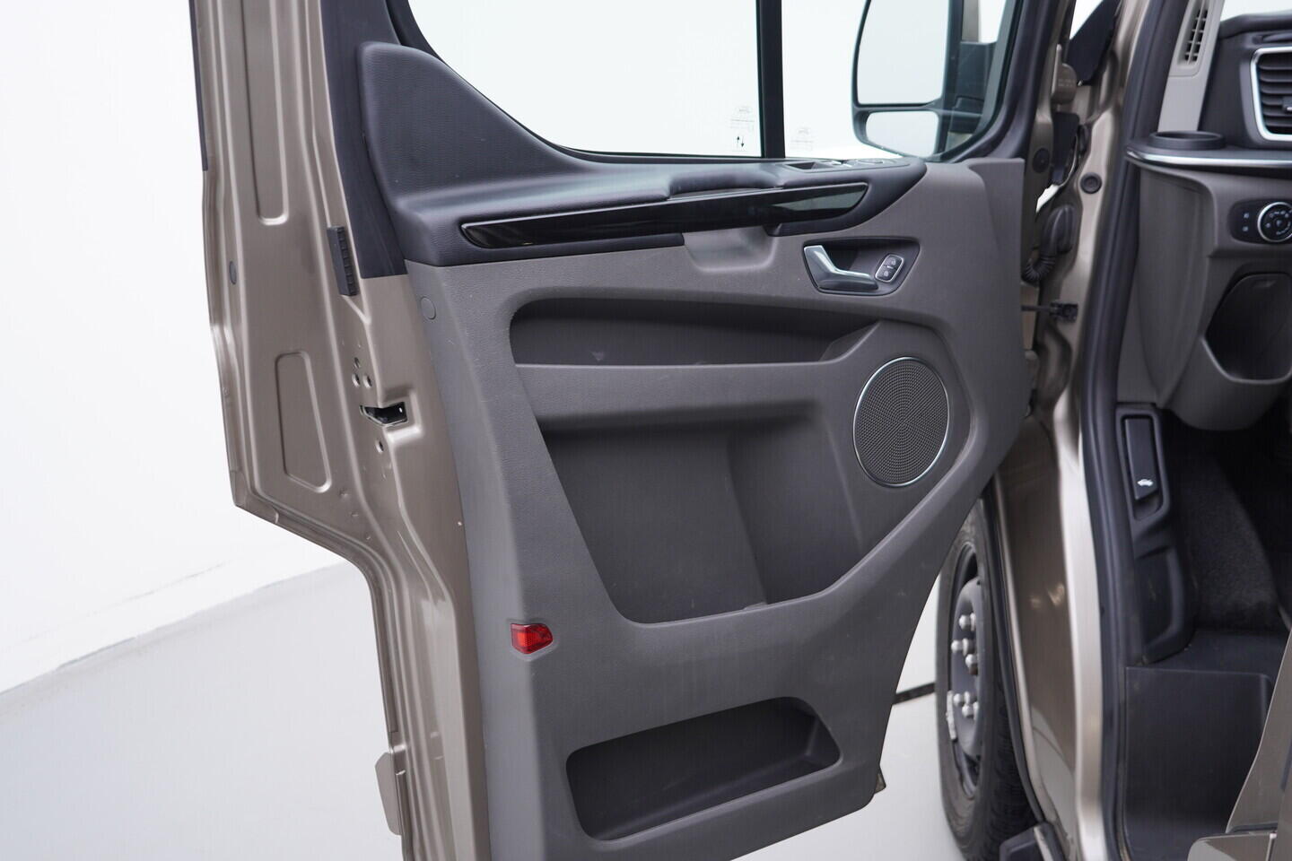 OV190V10956_19.webp_TOURNEO CUSTOM Titanium 2.0  136 kW manuál, DPH