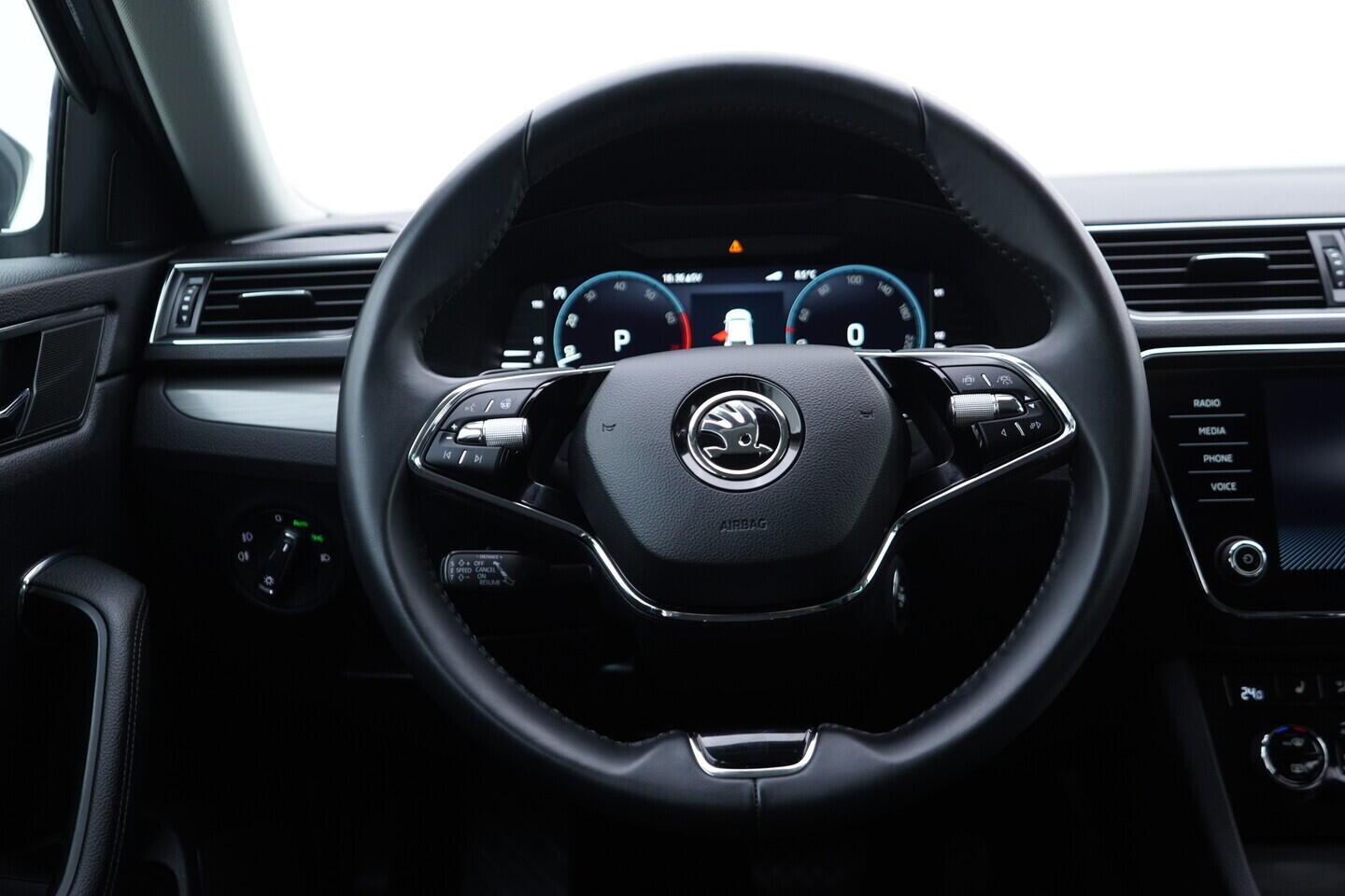 OV190V10971_29.webp_SUPERB Style 2.0 TSI 140 kW automat, DPH