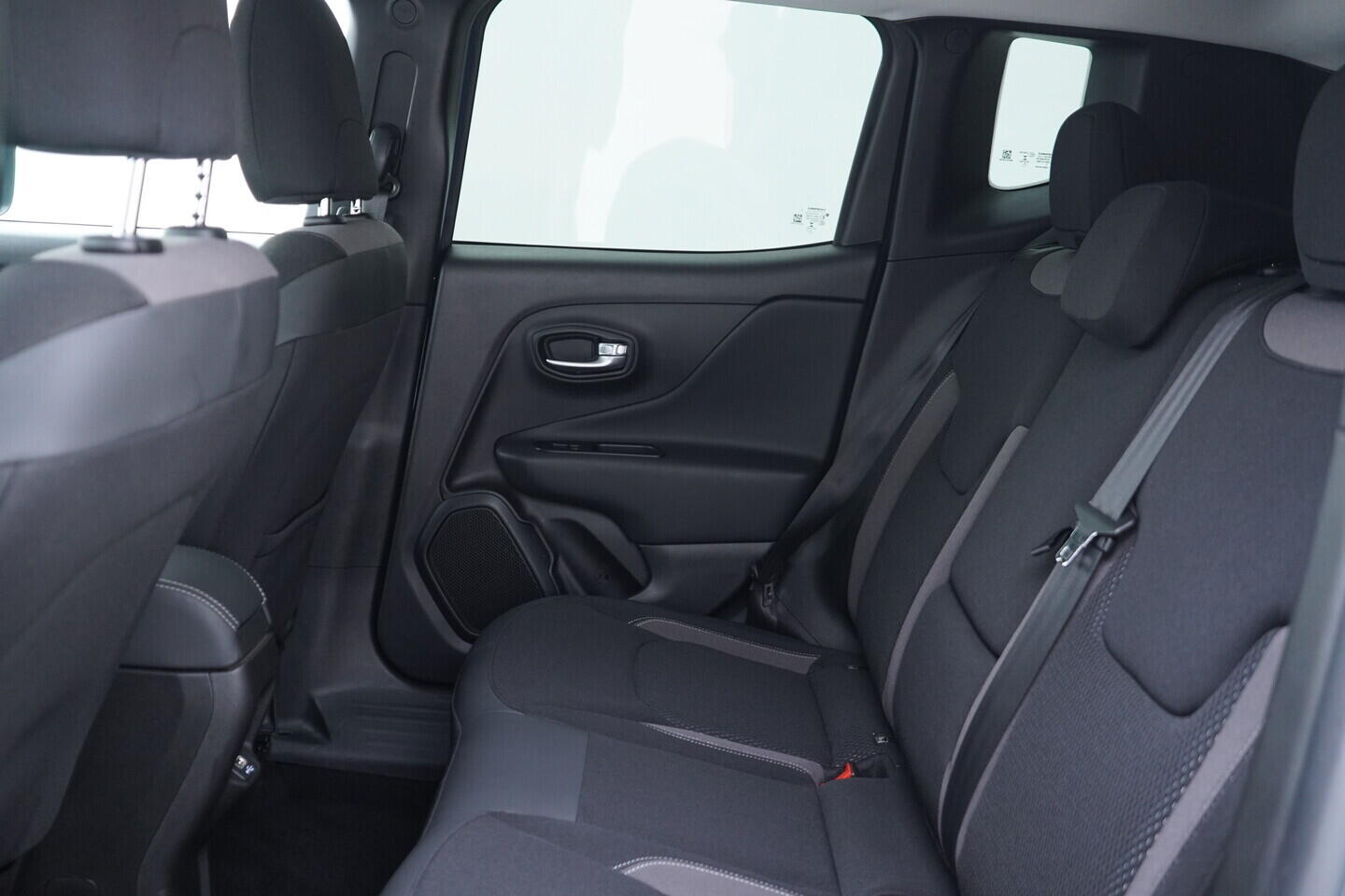 OV190V10978_36.webp_RENEGADE  1.3 PHEV 96 kW automat