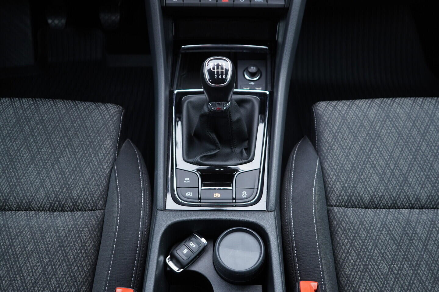 OV190V10991_35.webp_KAROQ Style Plus 2.0 TSI 110 kW manuál