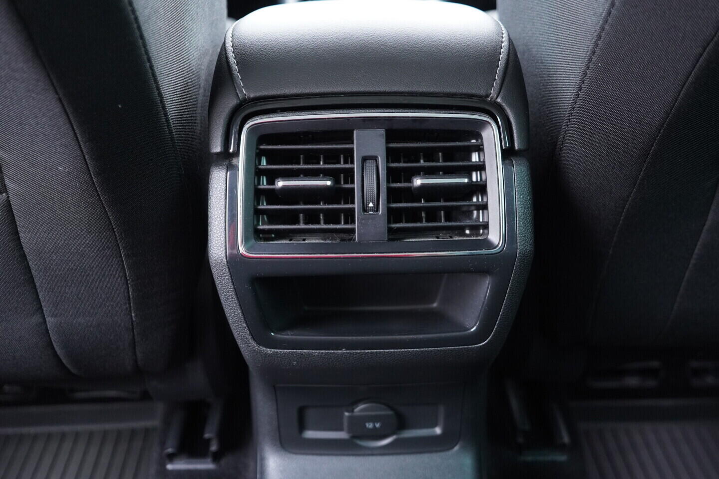 OV190V10991_37.webp_KAROQ Style Plus 2.0 TSI 110 kW manuál