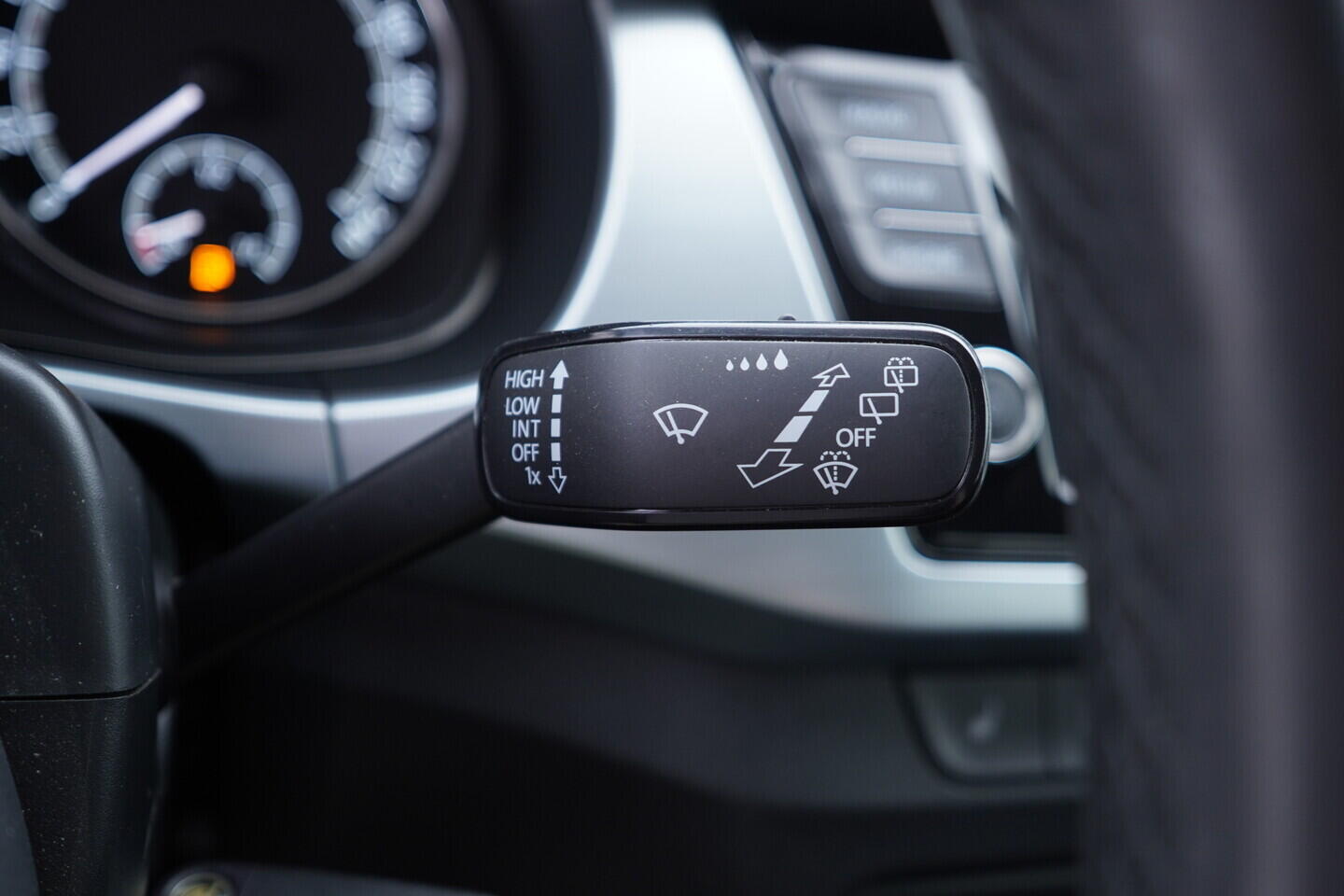 OV190V11041_25.webp_FABIA Ambition 1.0 MPI 55 kW manuál, DPH