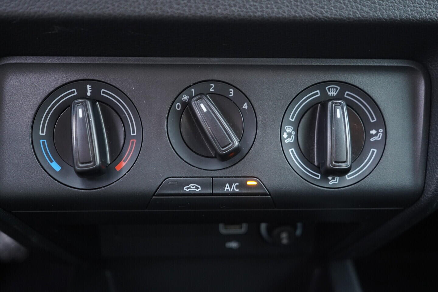 OV190V11041_32.webp_FABIA Ambition 1.0 MPI 55 kW manuál, DPH