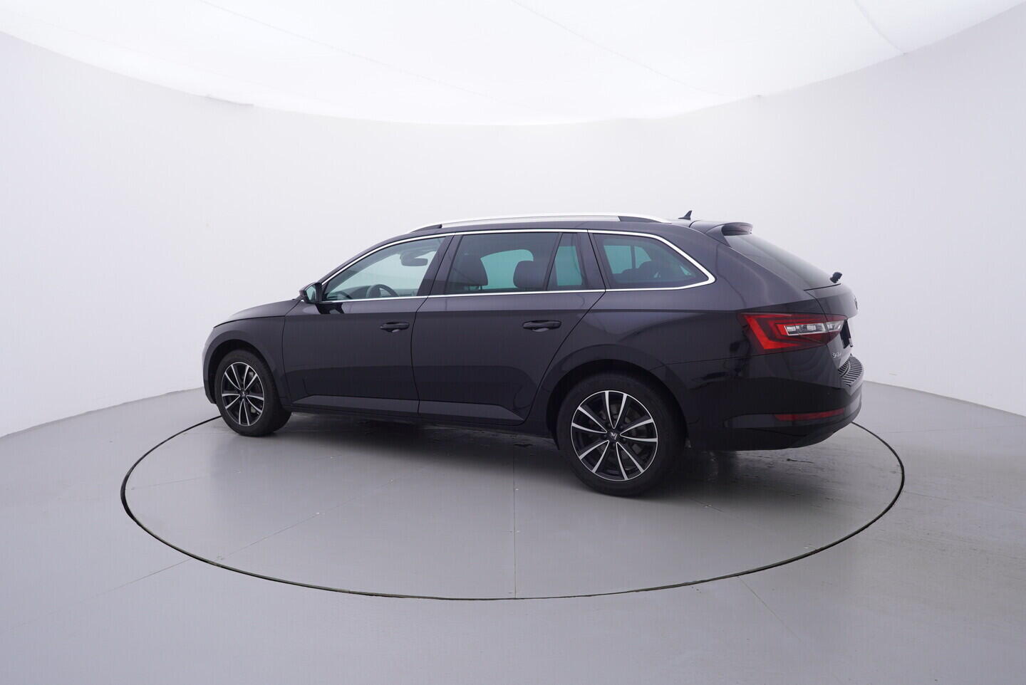 OV190V11045_12.webp_SUPERB Style 2.0 TDI 110 kW manuál