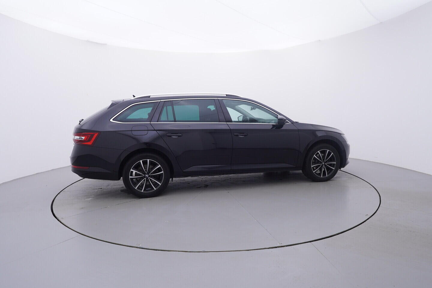 OV190V11045_15.webp_SUPERB Style 2.0 TDI 110 kW manuál