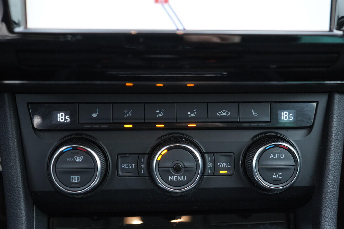 OV190V11045_34.webp_SUPERB Style 2.0 TDI 110 kW manuál