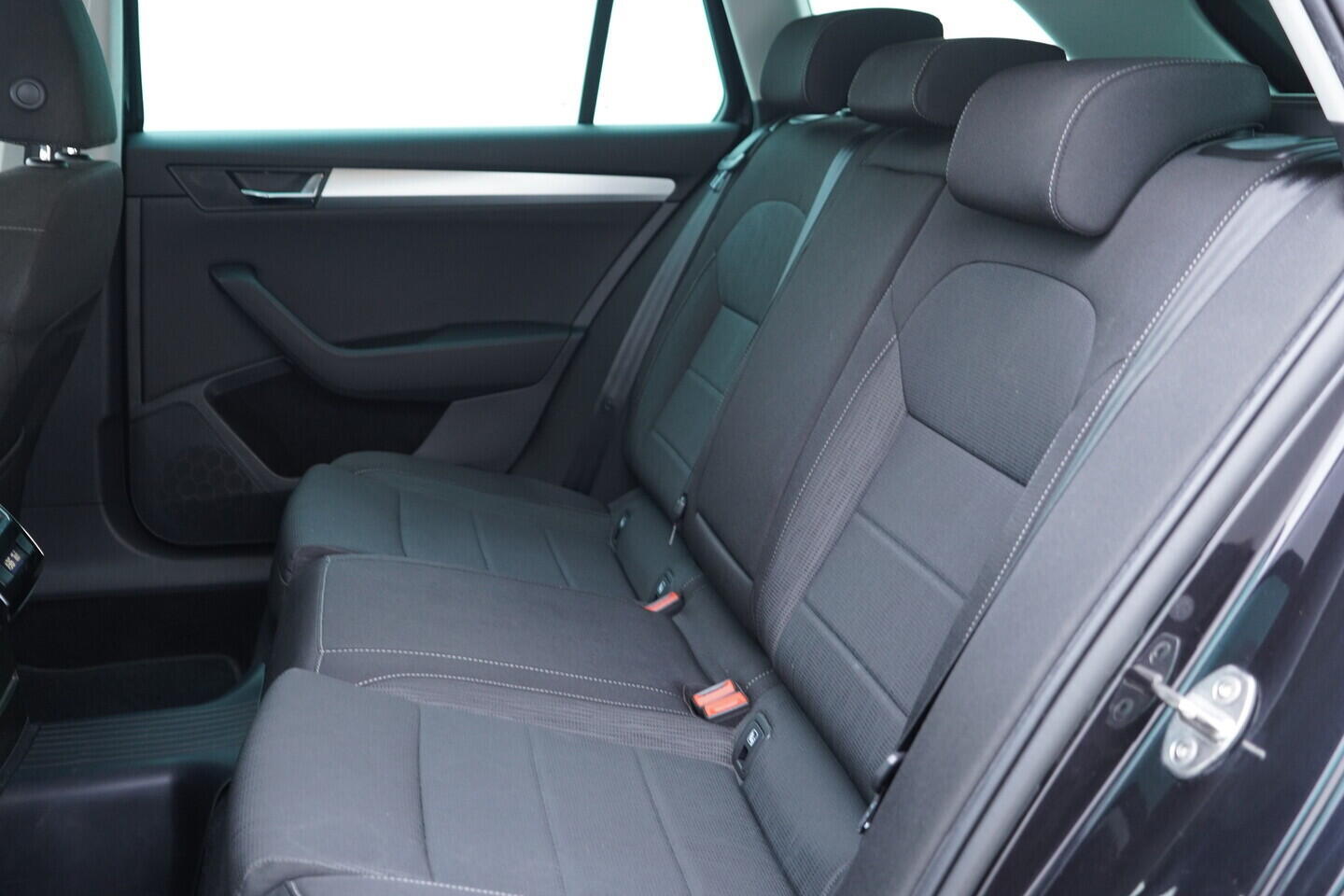 OV190V11045_37.webp_SUPERB Style 2.0 TDI 110 kW manuál