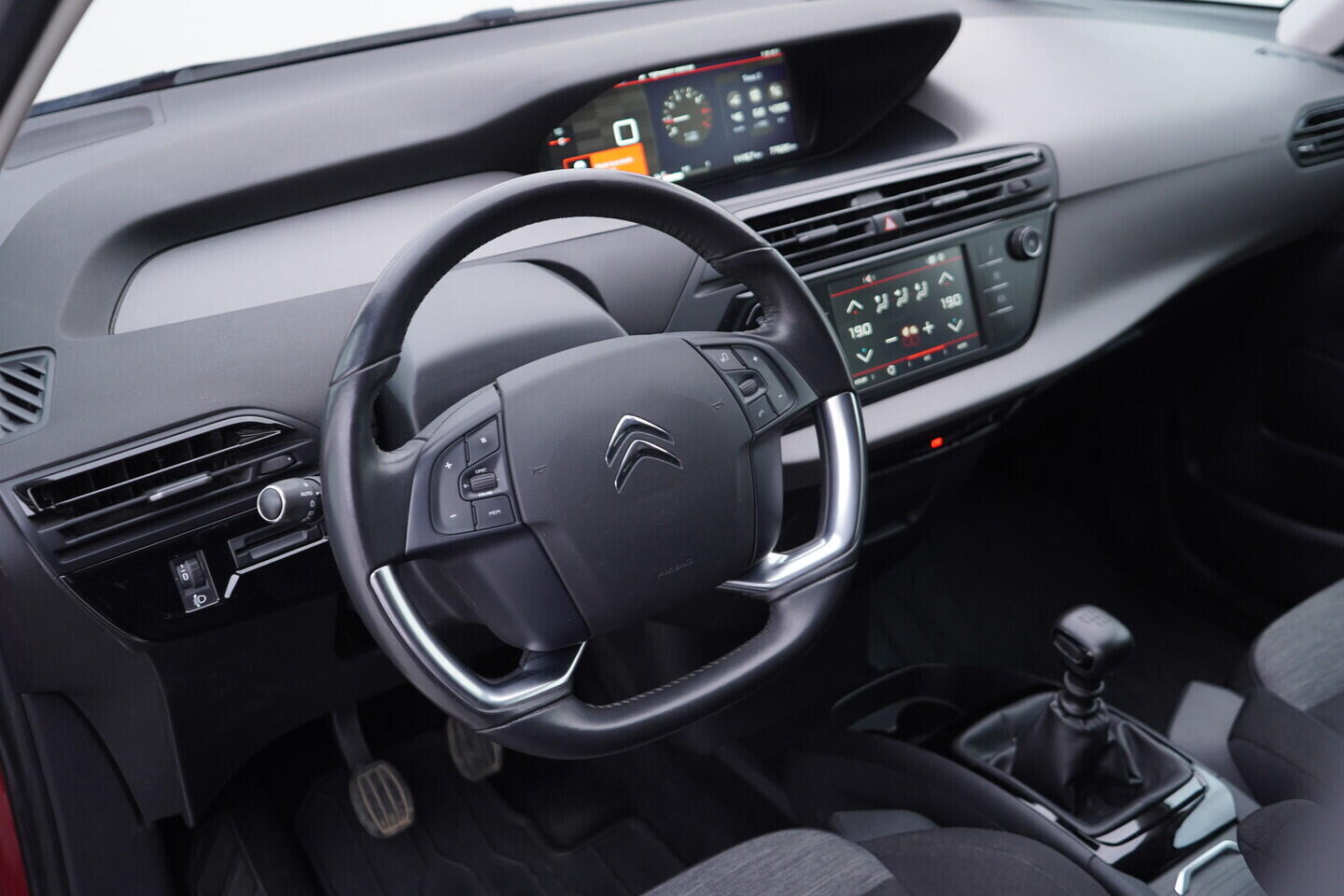 OV190V11046_21.webp_C4 SPACETOURER  1.5 HDI 96 kW manuál