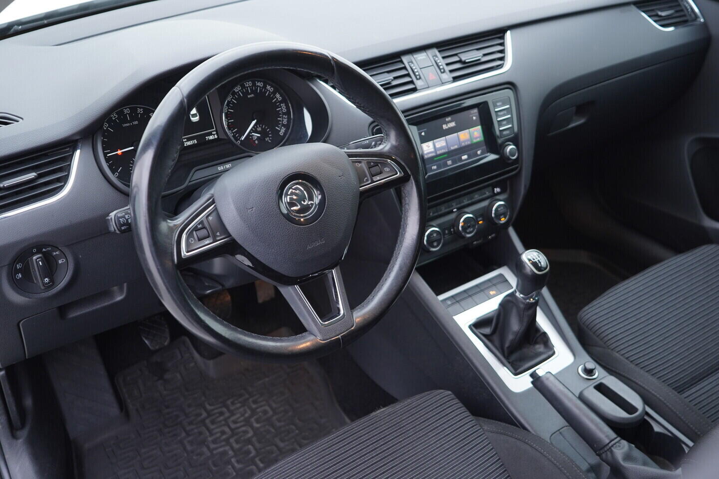 OV190V11052_21.webp_OCTAVIA Elegance 1.6 TDI 77 kW manuál