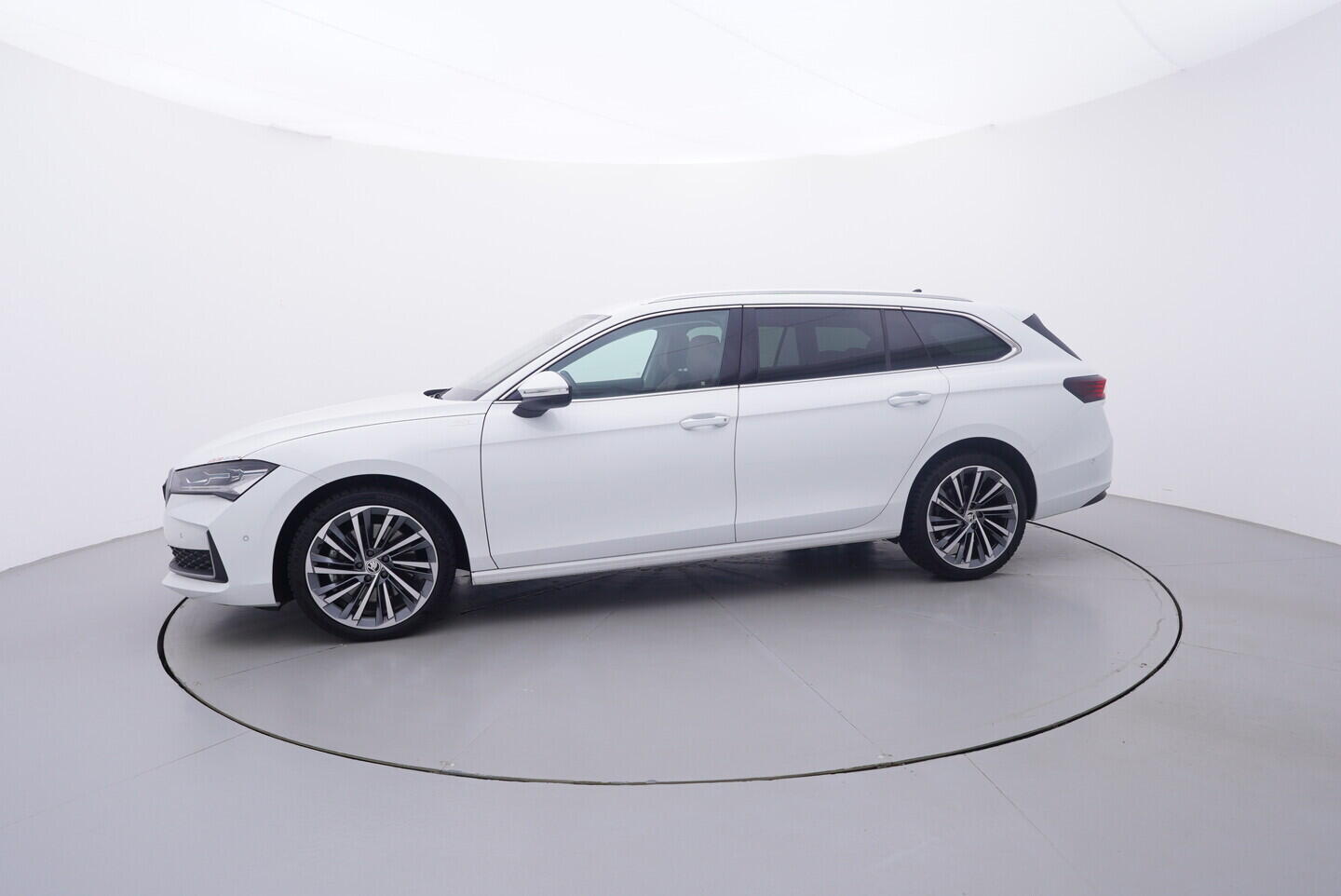 OV190V11056_11.webp_SUPERB L&K 2.0 TDI 142 kW automat, DPH