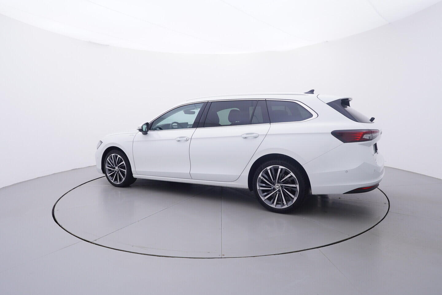 OV190V11056_12.webp_SUPERB L&K 2.0 TDI 142 kW automat, DPH