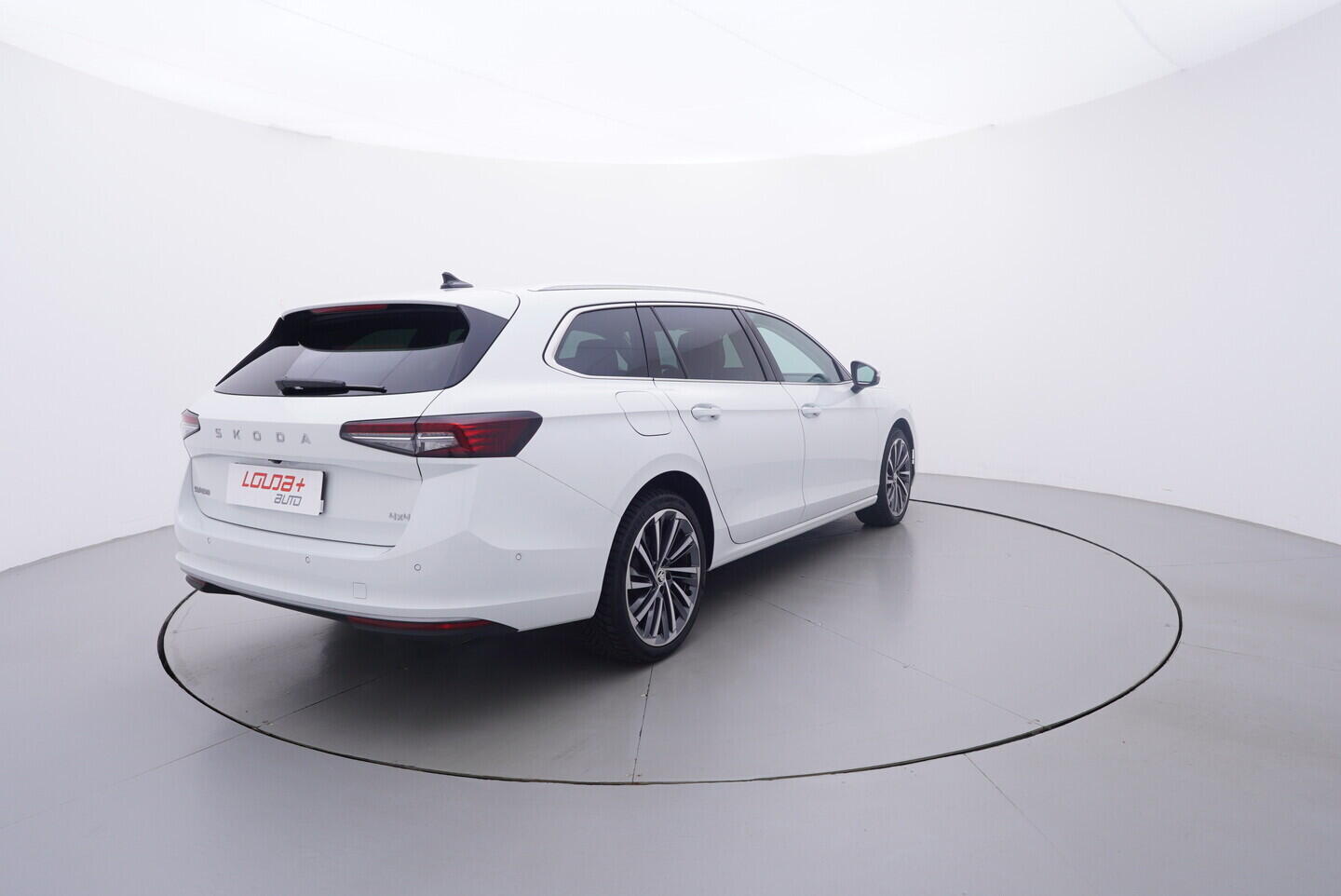 OV190V11056_14.webp_SUPERB L&K 2.0 TDI 142 kW automat, DPH