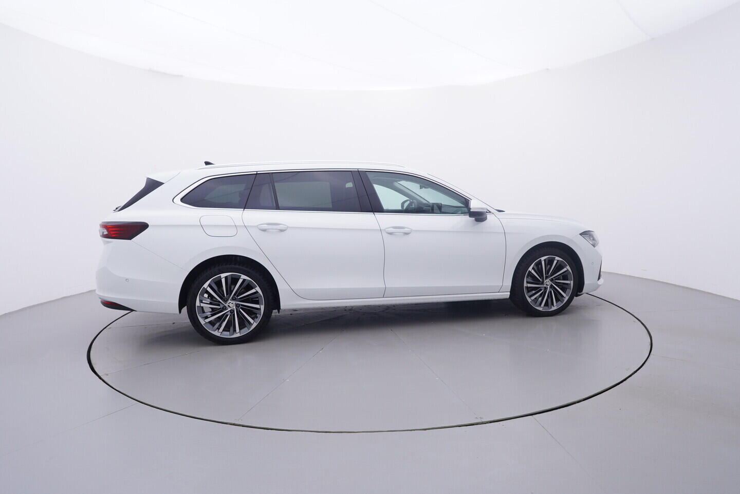 OV190V11056_15.webp_SUPERB L&K 2.0 TDI 142 kW automat, DPH