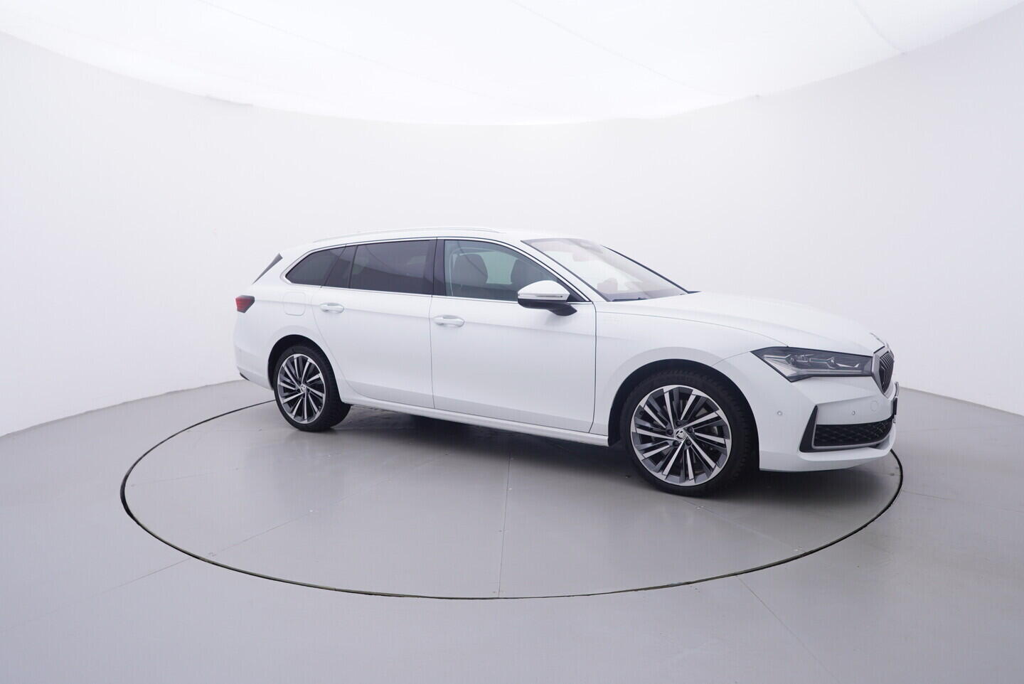 OV190V11056_16.webp_SUPERB L&K 2.0 TDI 142 kW automat, DPH