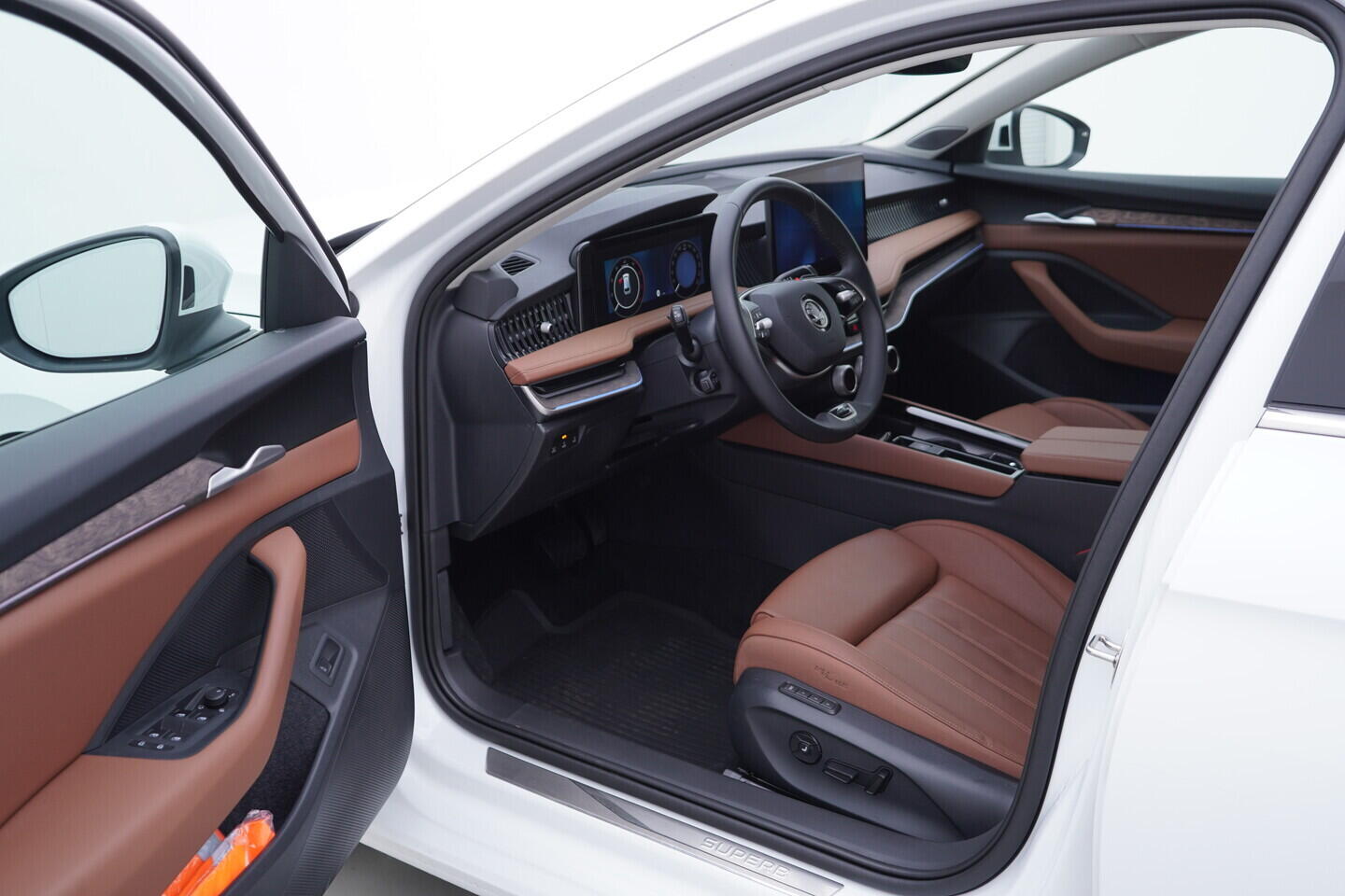 OV190V11056_18.webp_SUPERB L&K 2.0 TDI 142 kW automat, DPH