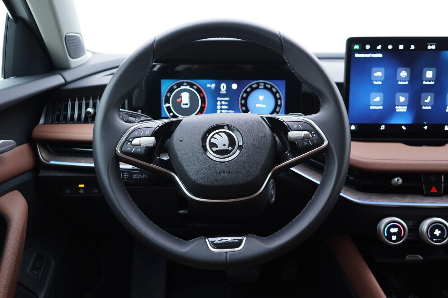 OV190V11056_31.webp_SUPERB L&K 2.0 TDI 142 kW automat, DPH