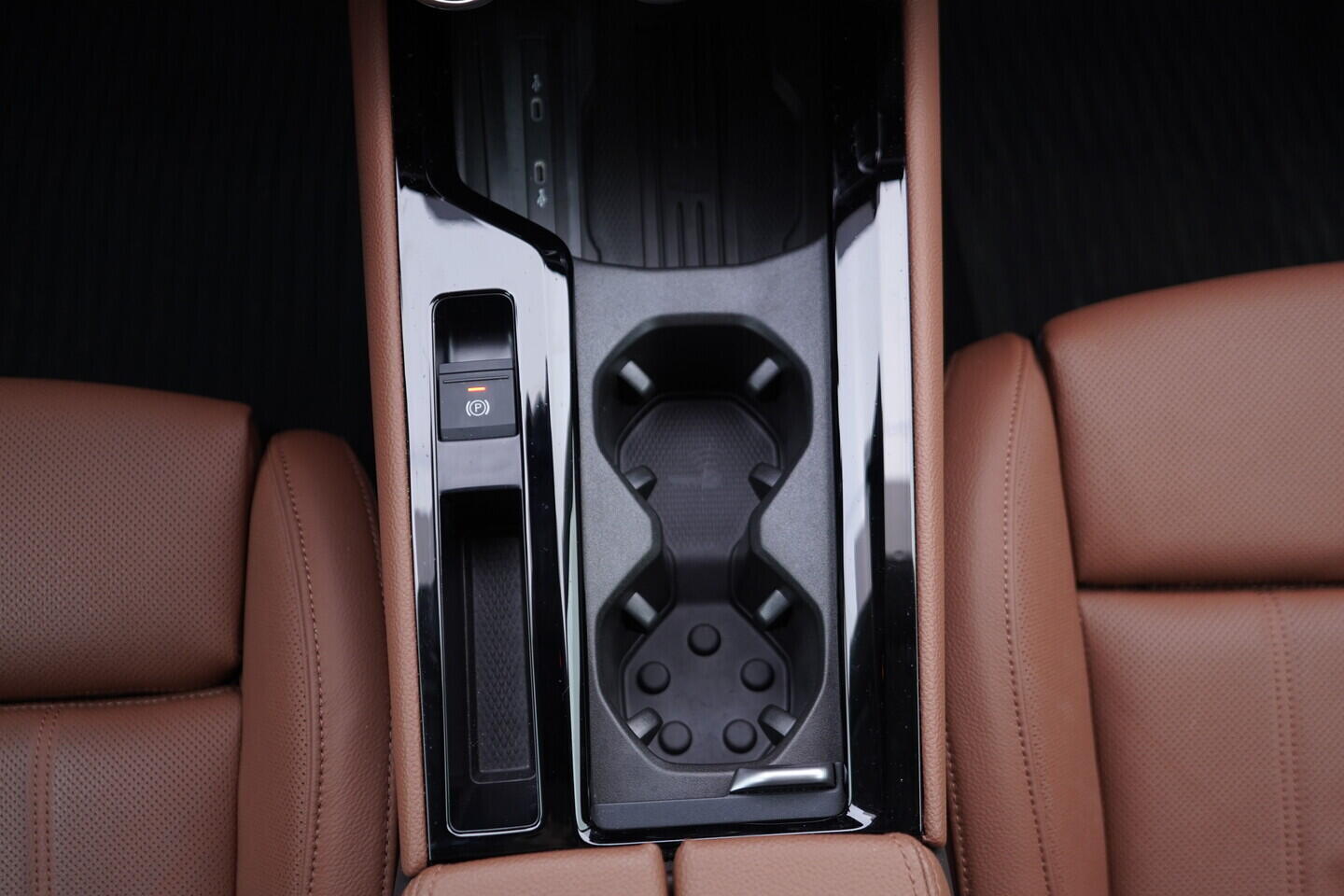 OV190V11056_38.webp_SUPERB L&K 2.0 TDI 142 kW automat, DPH