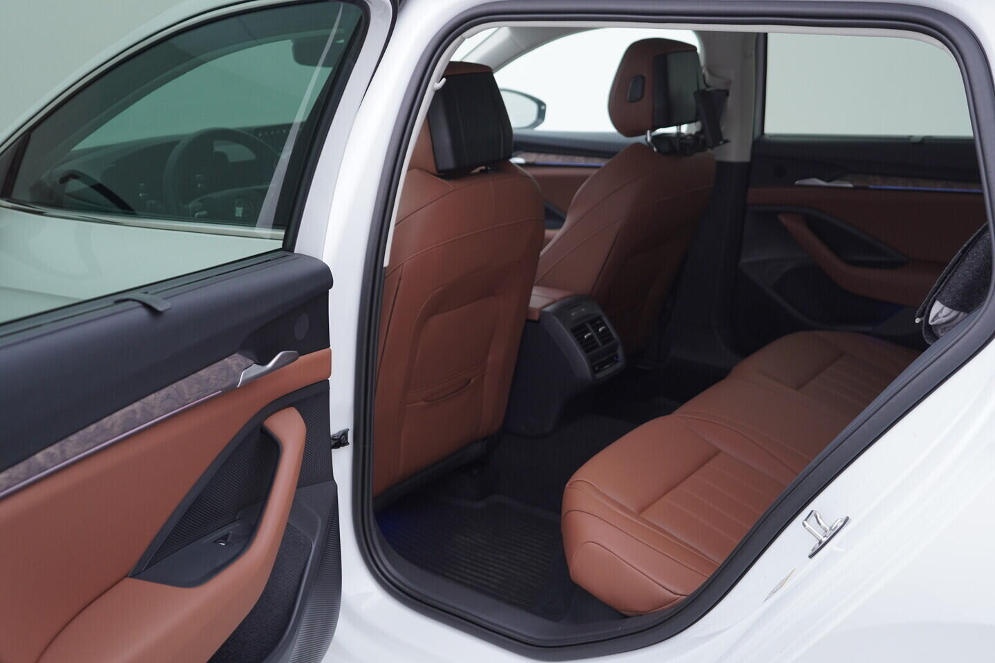 OV190V11056_40.webp_SUPERB L&K 2.0 TDI 142 kW automat, DPH